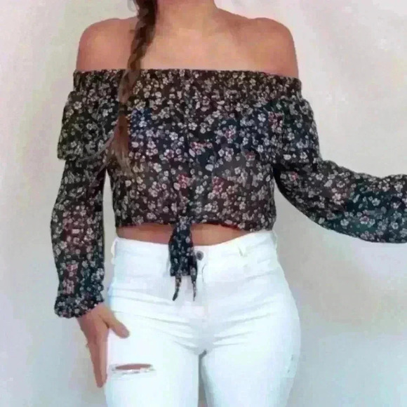Black floral fling sleeve semi-sheer crop top - Picture 5 of 12